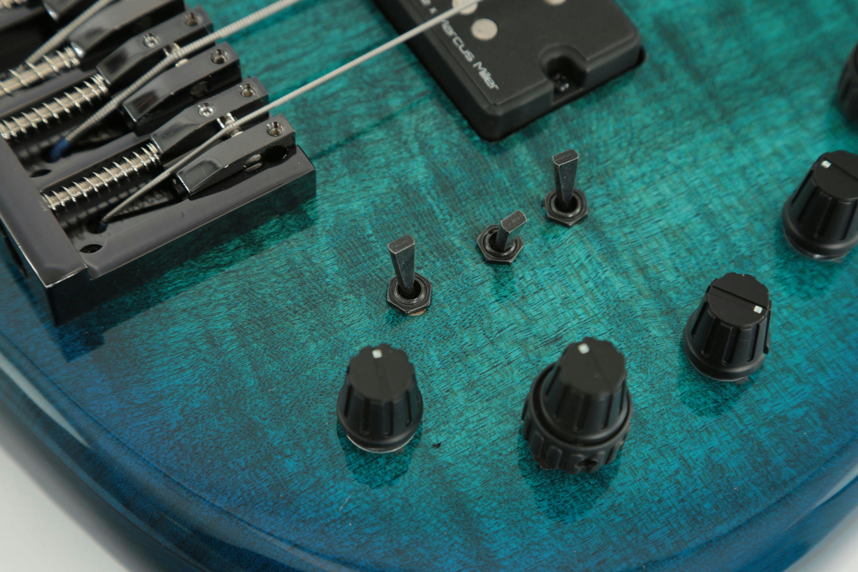 b-stock-sire-version-2-marcus-miller-m7-alder-5-string-fretless-bass-in-transparent-blue